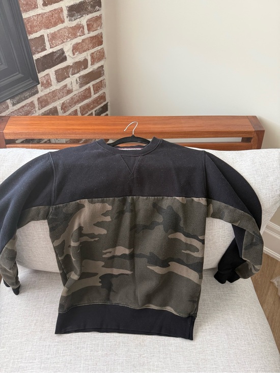 Aritzia Sweaters - ARITZIA (TNA) Black & Olive Camo women’s Crewneck Sweater